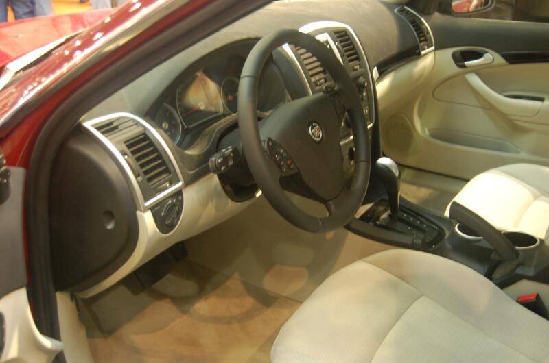 Motorshow 2006: интерьер красного седана на выставке в России
