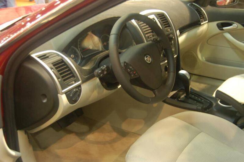Motorshow 2006: интерьер красного седана на выставке в России