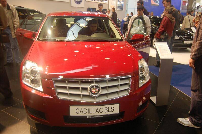 Моторшоу-2006: красный Cadillac BLS на российском стенде
