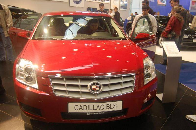 Моторшоу-2006: красный Cadillac BLS на российском стенде