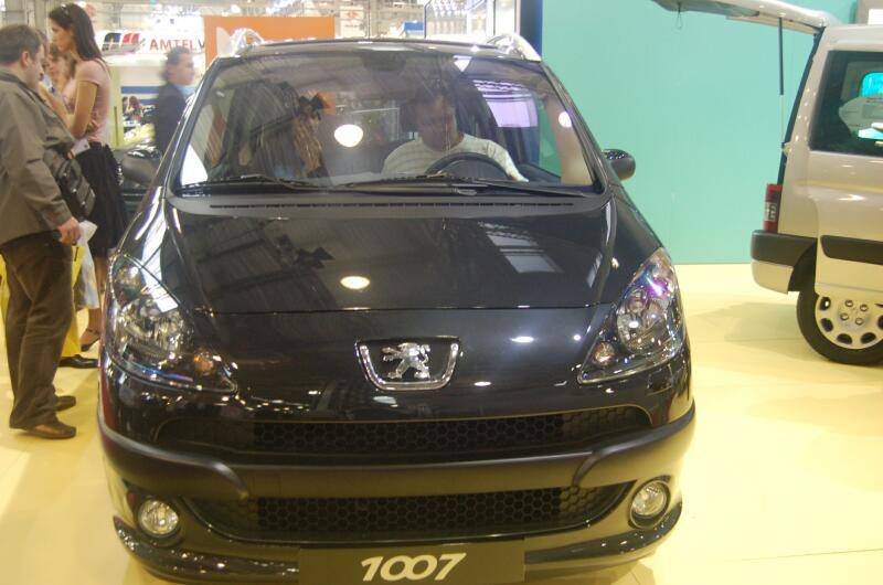 Motorshow 2006, Москва: чёрный Peugeot 1007 на выставке