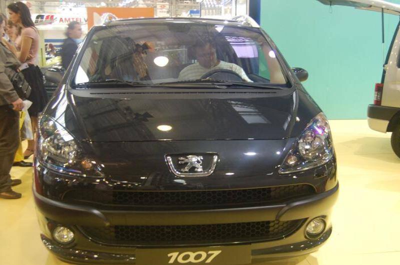 Motorshow 2006, Москва: чёрный Peugeot 1007 на выставке