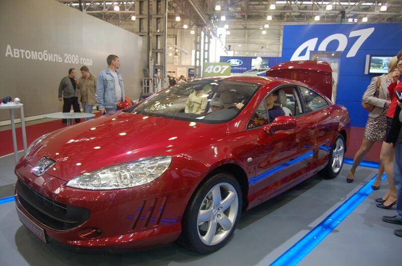 Motorshow 2006: красный Peugeot 407 на подиуме с синей подсветкой