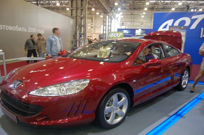 Motorshow 2006: красный Peugeot 407 на подиуме с синей подсветкой