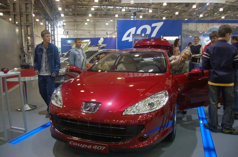 Моторшоу-2006: красный Peugeot 407 Coupe на подсветке