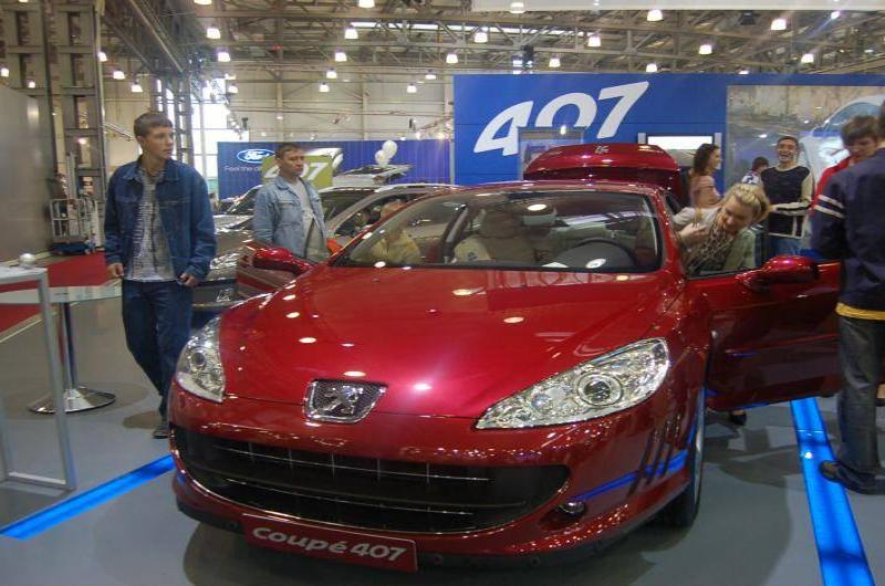Моторшоу-2006: красный Peugeot 407 Coupe на подсветке