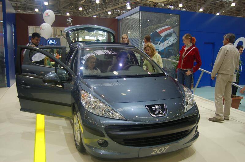 Моторшоу-2006: серый Peugeot 207 с открытыми дверями на стенде
