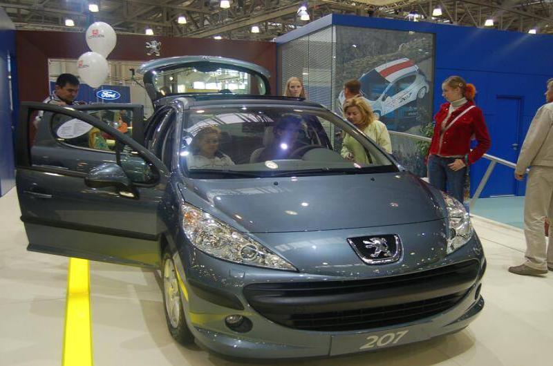 Моторшоу-2006: серый Peugeot 207 с открытыми дверями на стенде