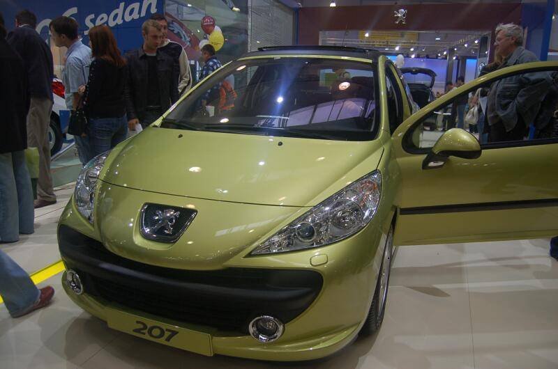 Московский Motorshow 2006: зелёный Peugeot 207 на выставке