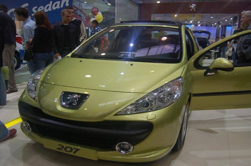 Московский Motorshow 2006: зелёный Peugeot 207 на выставке