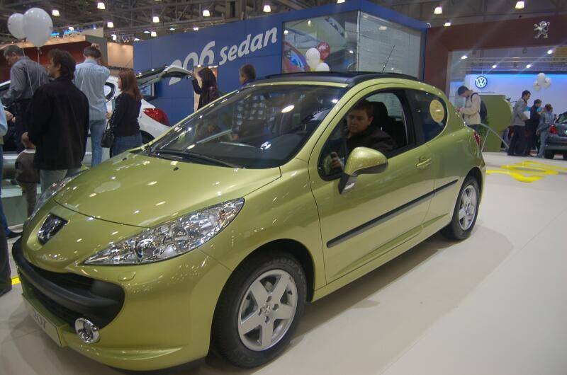 Моторшоу-2006: зелёный Peugeot 206 с открытым багажником в центре зала