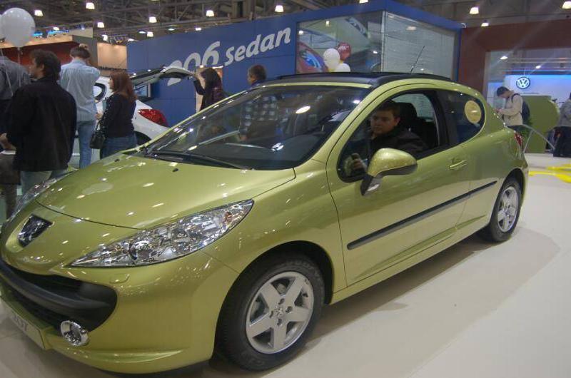 Моторшоу-2006: зелёный Peugeot 206 с открытым багажником в центре зала
