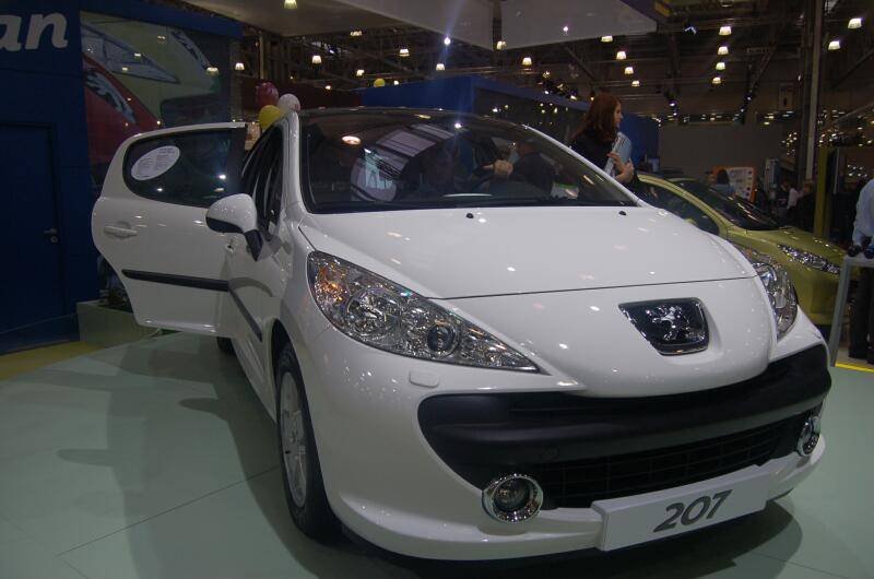 Motorshow 2006, Москва: белый Peugeot 207 с открытой дверью на выставке