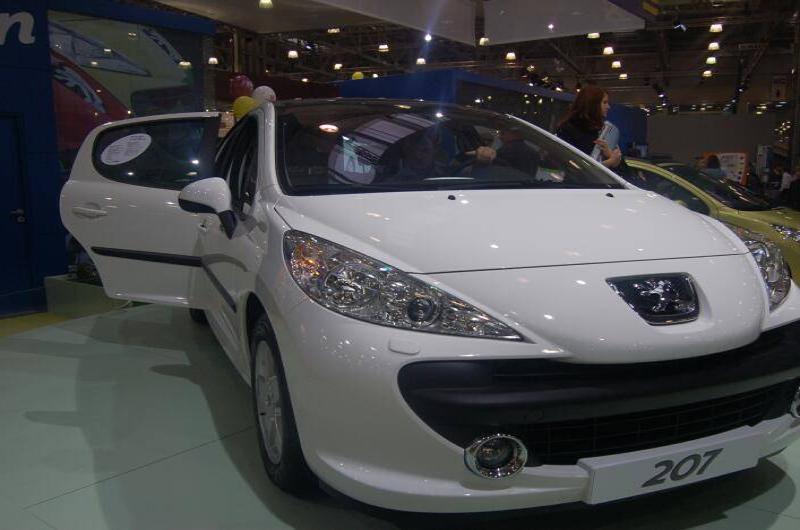 Motorshow 2006, Москва: белый Peugeot 207 с открытой дверью на выставке