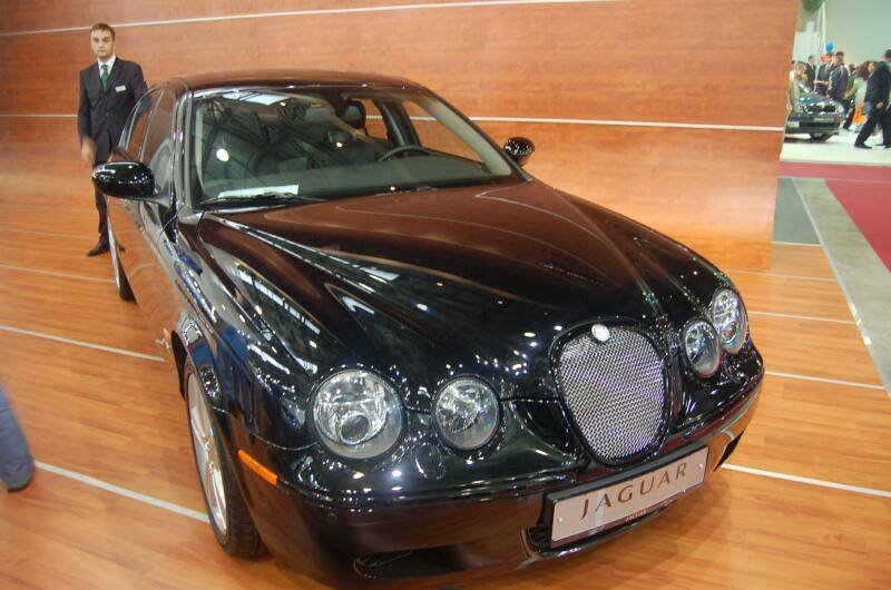Моторшоу-2006: чёрный Jaguar с характерной решёткой и «тройными» фарами