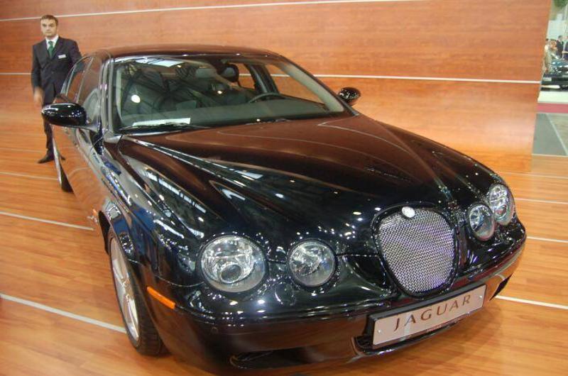 Моторшоу-2006: чёрный Jaguar с характерной решёткой и «тройными» фарами