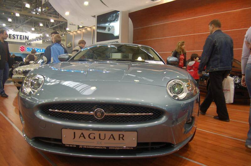 Моторшоу-2006: серебристый Jaguar XKR на деревянном полу выставки