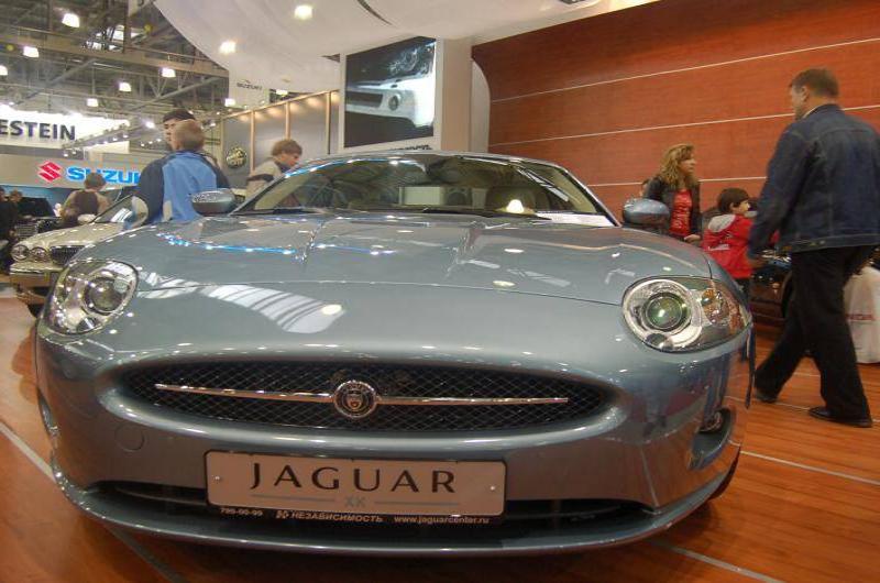 Моторшоу-2006: серебристый Jaguar XKR на деревянном полу выставки