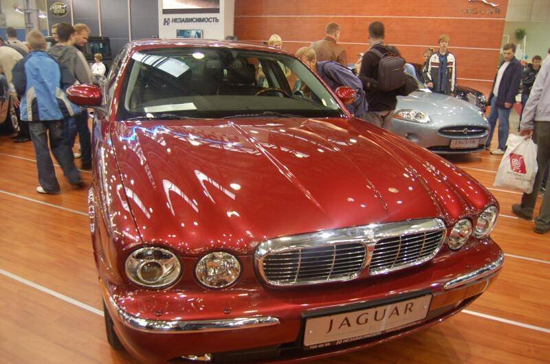 Моторшоу-2006: красный Jaguar XJ на деревянном полу выставки