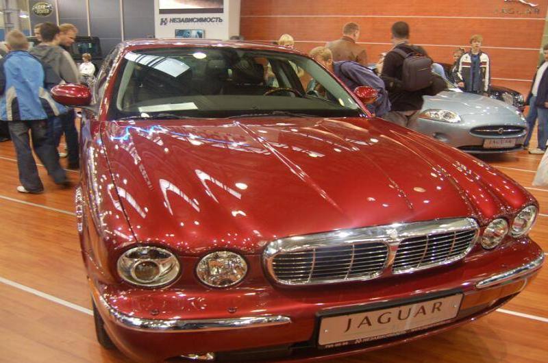 Моторшоу-2006: красный Jaguar XJ на деревянном полу выставки