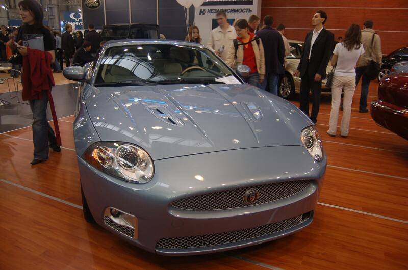 Motorshow 2006, Москва: серебристый Jaguar XK купе на деревянном полу выставки