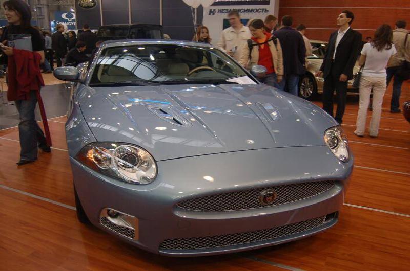 Motorshow 2006, Москва: серебристый Jaguar XK купе на деревянном полу выставки