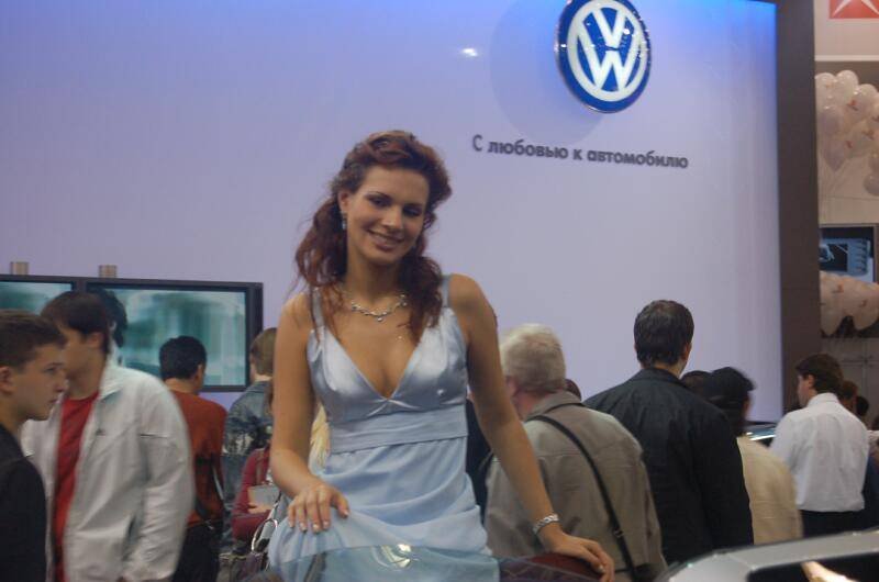 Моторшоу-2006, Москва: женщина в голубом платье у стенда VW