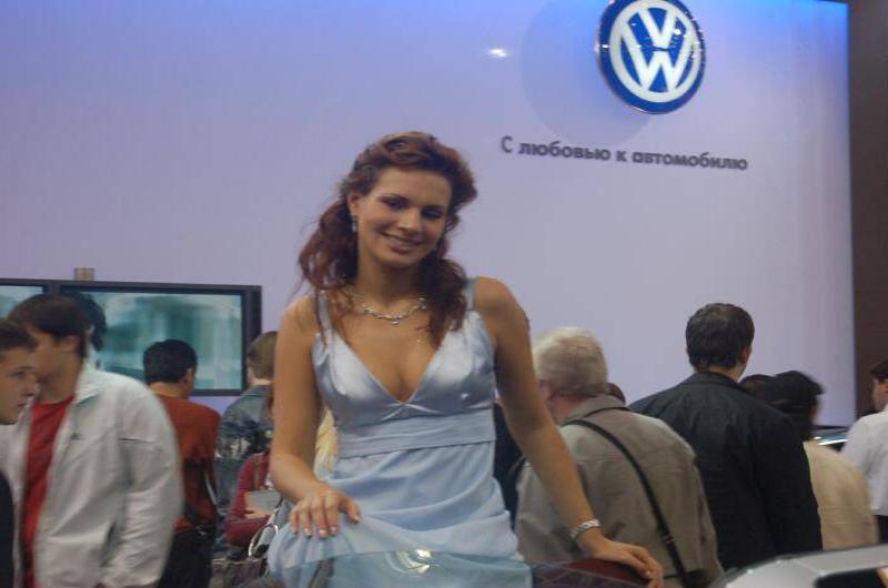 Моторшоу-2006, Москва: женщина в голубом платье у стенда VW