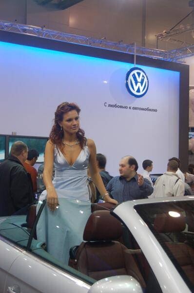 Motorshow 2006, Москва: женщина у белого кабриолета VW с вывеской «С любовью к автомобилю»