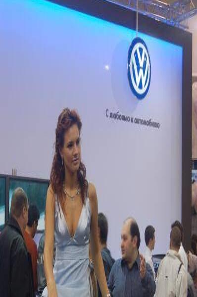 Motorshow 2006, Москва: женщина у белого кабриолета VW с вывеской «С любовью к автомобилю»