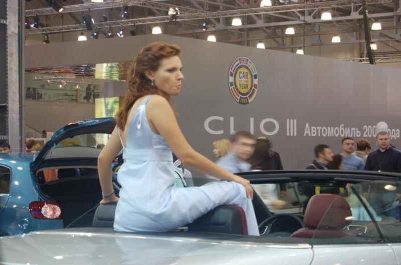 Моторшоу-2006: женщина в белом платье на капоте серебристого авто