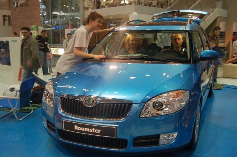 Motorshow 2006: синий Škoda Roomster на выставке в Москве