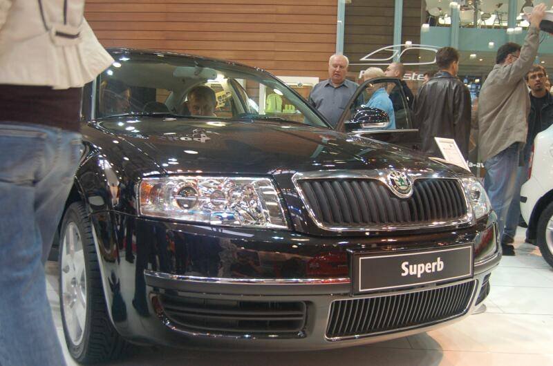 Моторшоу-2006: чёрный Škoda Superb на стенде в Москве