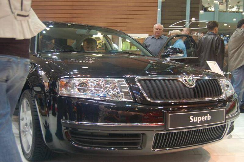 Моторшоу-2006: чёрный Škoda Superb на стенде в Москве
