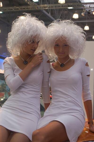 Motorshow 2006, Москва: две модели в белых платьях и пышных париках