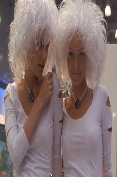 Motorshow 2006, Москва: две модели в белых платьях и пышных париках