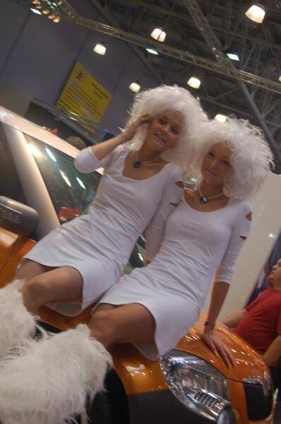 Motorshow 2006, Москва: две женщины в белых париках на оранжевом авто