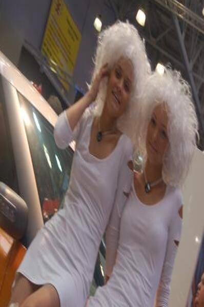 Motorshow 2006, Москва: две женщины в белых париках на оранжевом авто