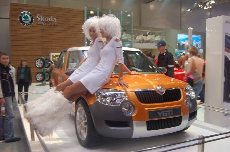 Моторшоу-2006: оранжевый Škoda Yeti с двумя белокурыми моделями