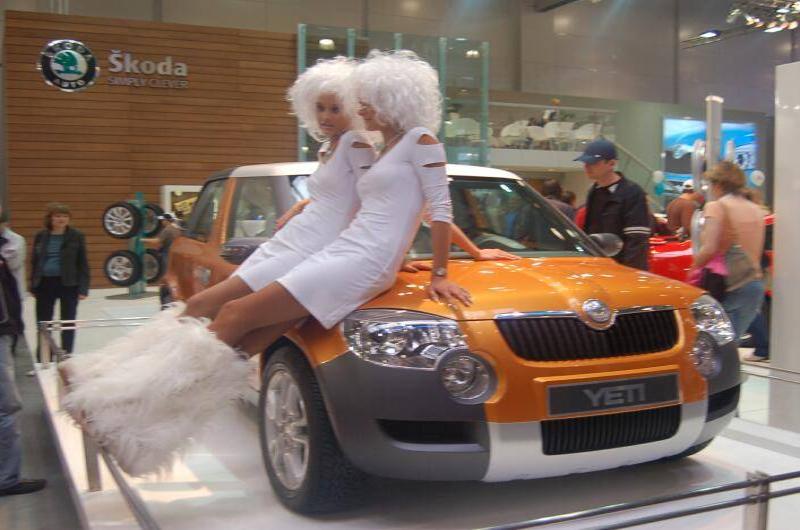 Моторшоу-2006: оранжевый Škoda Yeti с двумя белокурыми моделями