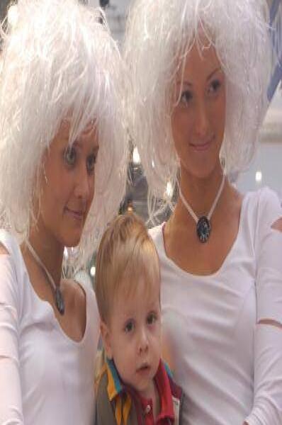 Motorshow 2006, Москва: две женщины в белых париках и мальчик в центре зала