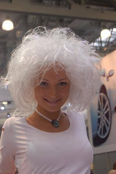 Motorshow 2006, Москва: женщина в белой шиньонной прическе у стенда автомобиля