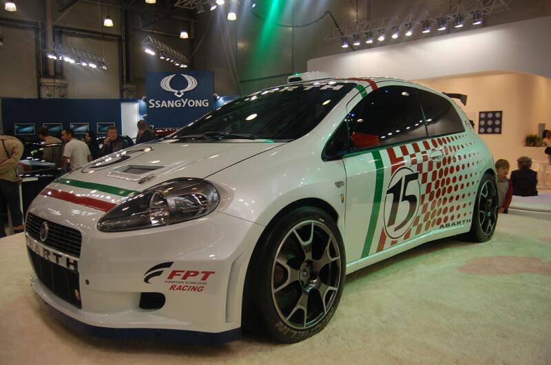 Motorshow 2006: белый Fiat Abarth с номером 15 и итальянской лентой