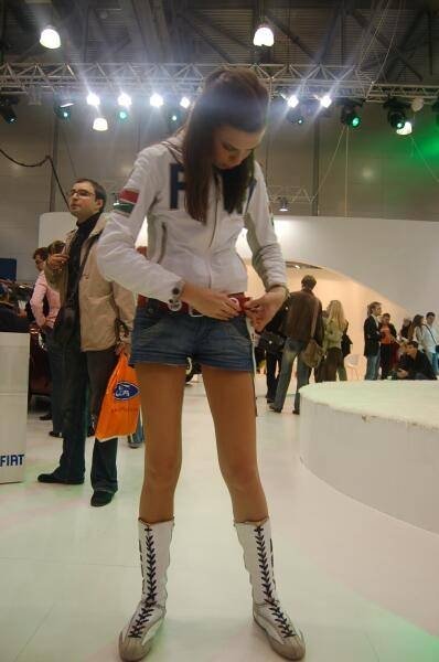 Motorshow 2006, Москва: девушка в куртке с флагом и высоких ботинках на выставке FIAT