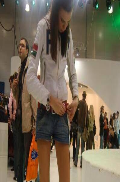 Motorshow 2006, Москва: девушка в куртке с флагом и высоких ботинках на выставке FIAT