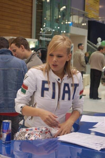 Motorshow 2006: девушка в куртке с логотипом FIAT за стойкой
