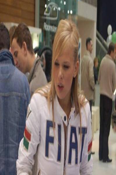 Motorshow 2006: девушка в куртке с логотипом FIAT за стойкой