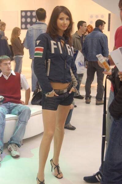 Motorshow 2006, Москва: женщина в куртке с флагом Венгрии и надписью «FIAT»