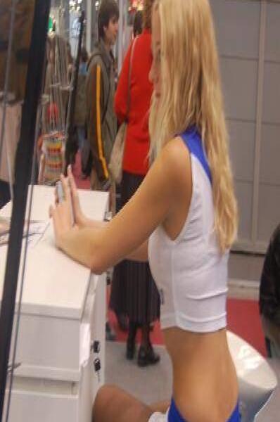 Motorshow 2006, Москва: женщина в бело-синем костюме за стойкой выставочного стенда