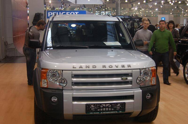 Моторшоу-2006: серебристый Land Rover Discovery на выставке в Москве